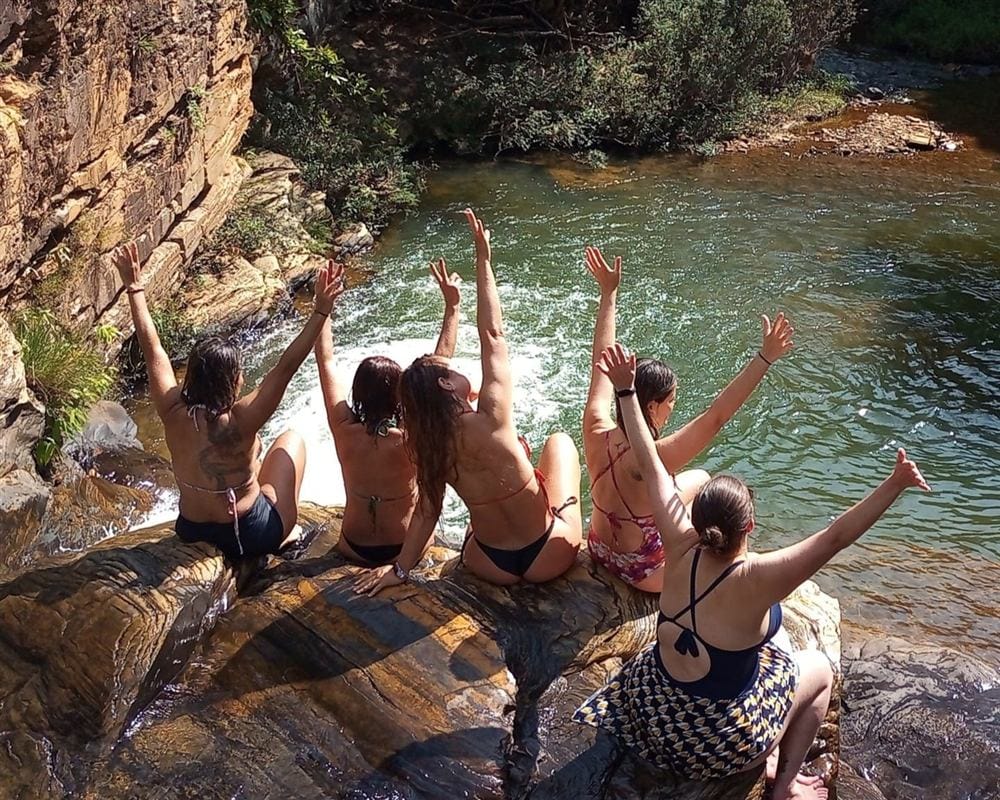 Amigos na cachoeira